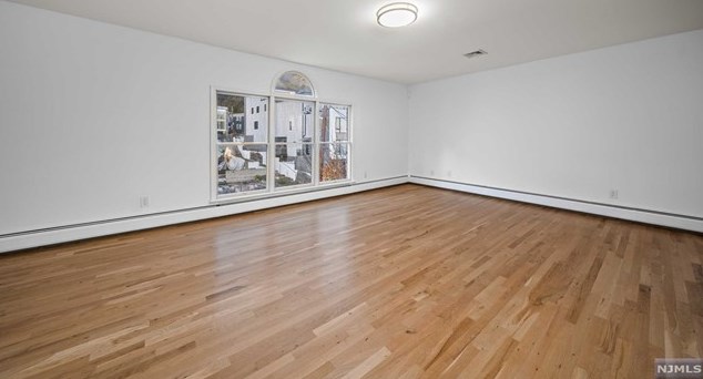26 Lasher Ln #1, Edgewater, NJ 07020