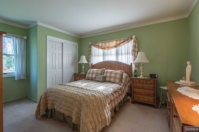 91 Azalea St, Paramus NJ  07652-1946 exterior