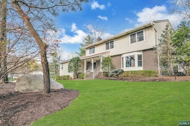 864 Teller Ln, Westwood, NJ 07675