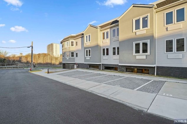 328 13th St #205, Palisades Park, NJ 07650