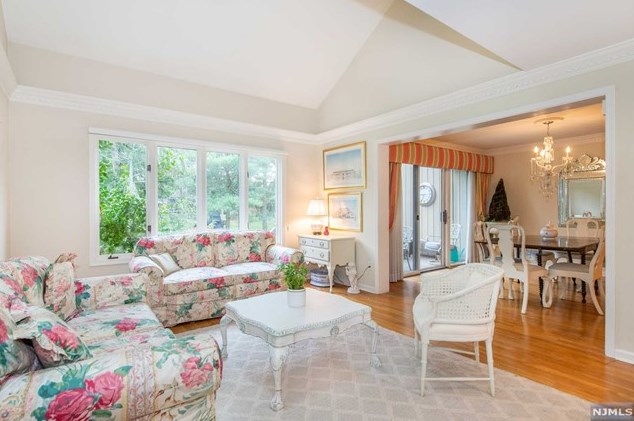 20 Whitman Ln, Mahwah, NJ 07430