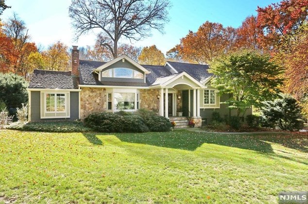 60 Locust Ln, Upper Saddle River, NJ 07458