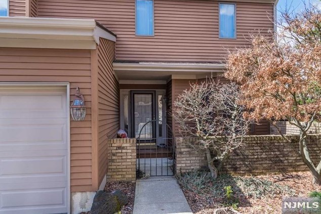 222 Bush Ln, Mahwah, NJ 07430