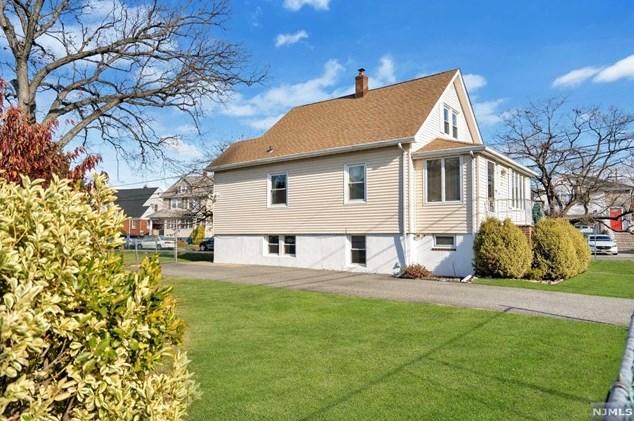 44 Worth St, Hackensack, NJ 07601-6538