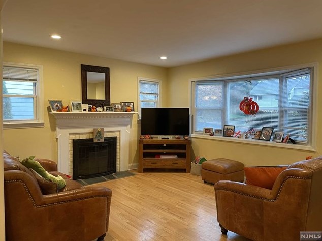 464 Hillcrest Rd, Ridgewood, NJ 07450