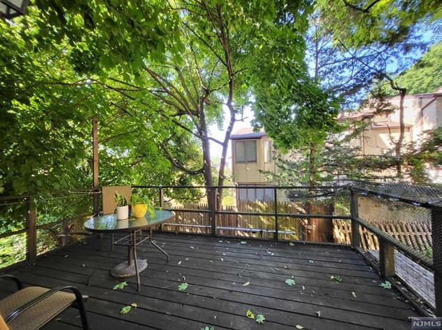 5 Hooks Ln #1, Edgewater, NJ 07020