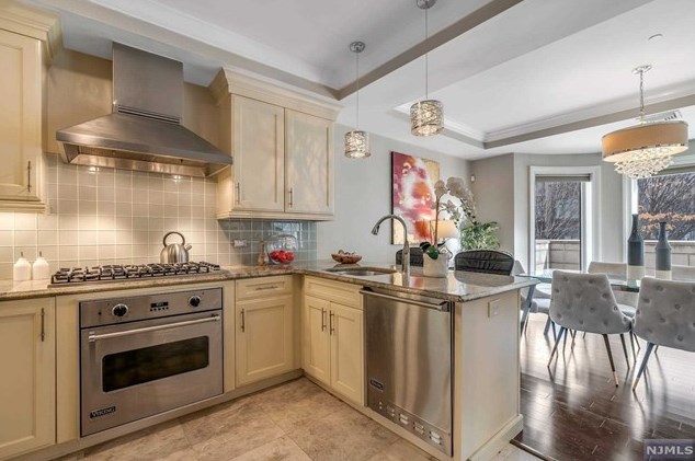 26 Cambridge Wy, Union City, NJ 07086