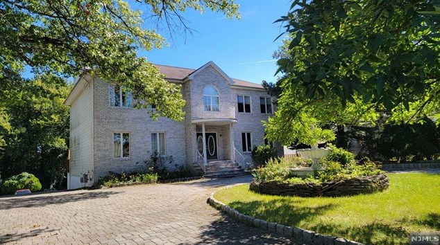 92 Forest Ave, Paramus, NJ 07652