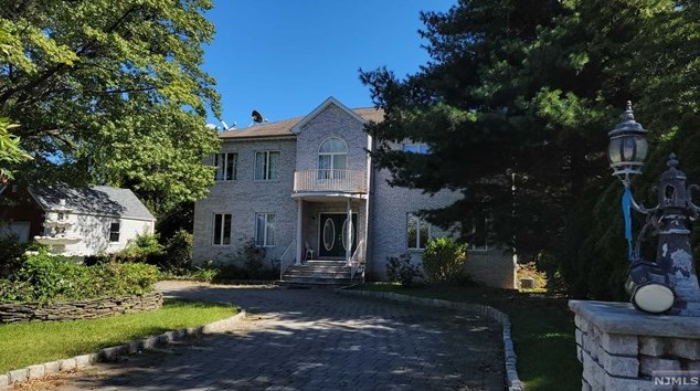 92 Forest Ave, Paramus NJ  07652-5214 exterior