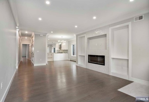 444 1st St #1, Palisades Park, NJ 07650