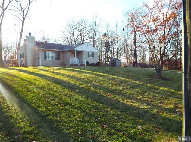 16 Ryerson Ave, Oakland, NJ 07436