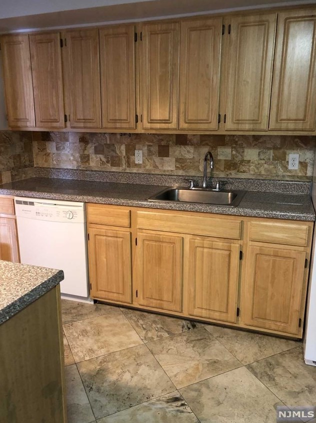 65 Fairview St #2k, Palisades Park, NJ