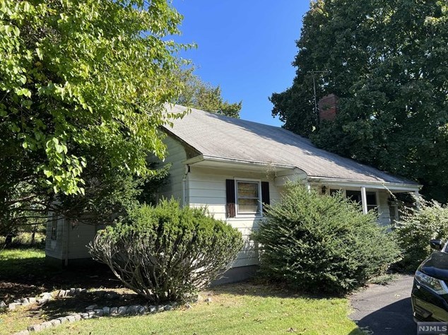 113 W Midland Ave, Paramus, NJ 07652