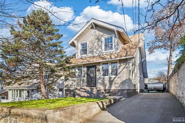 55 Oakwood Ave, Bogota, NJ 07603