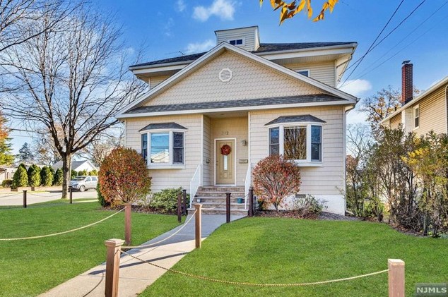 372 Rochelle Ave, Rochelle Park, NJ 07662
