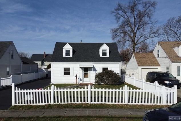 221 Lincoln Ave, Elmwood Park, NJ 07407-2822