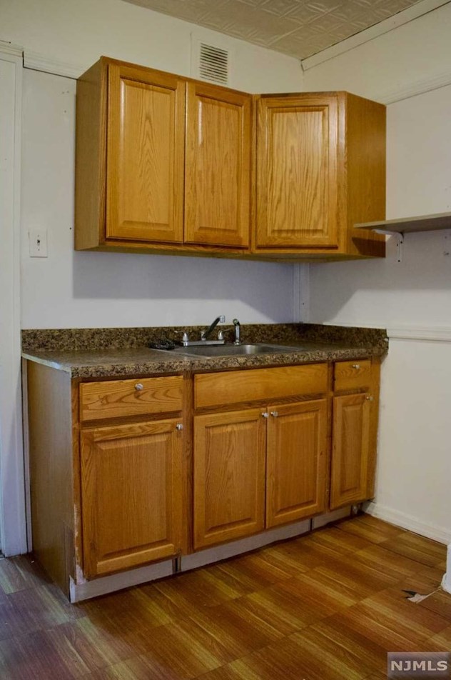 28 Krakow St #2, Outwater, NJ 07026