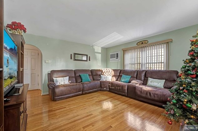 373 Copeland Ave, Lyndhurst, NJ 07071