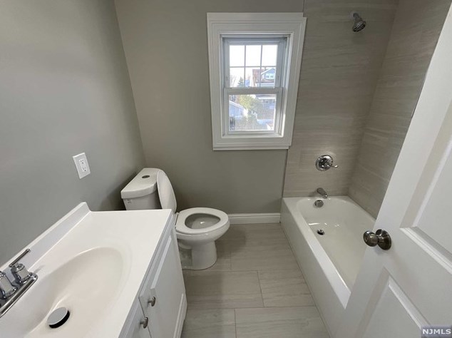 432 Lake Ave, Lyndhurst NJ  07071-1121 exterior