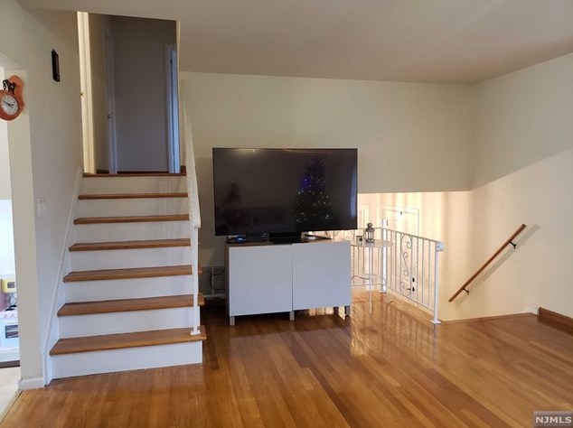 9 Burns Pl, Cresskill, NJ 07626