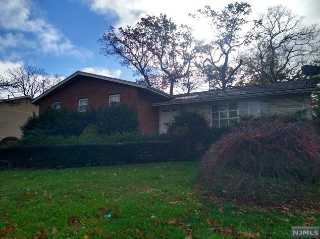 21 Laurie Dr, Englewood, NJ 07632