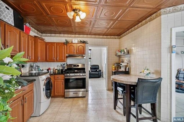 21 66th St, West New York, NJ 07093-4342