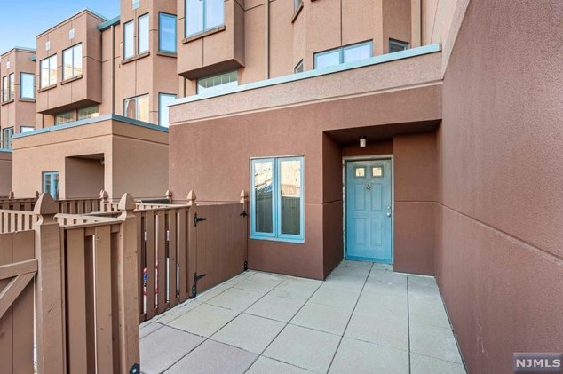 313 Thornton Ct, Edgewater, NJ 07020