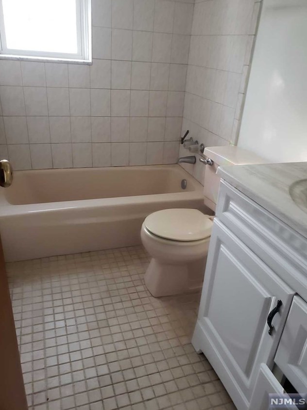 565 Grove St, Clifton NJ  07013-3142 exterior