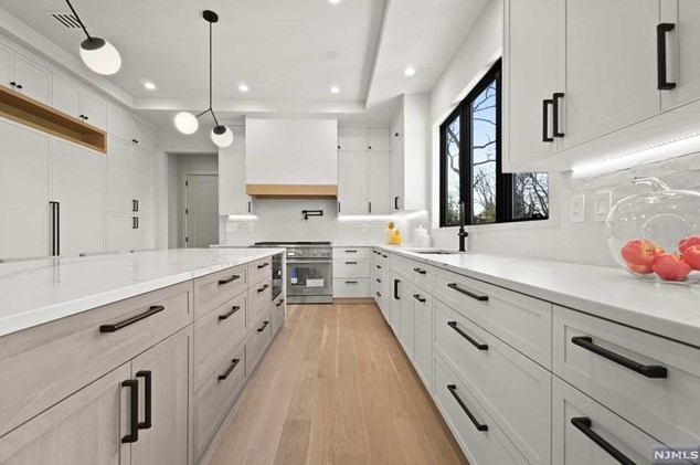 68 Ridge Rd, Tenafly NJ  07670-2324 exterior