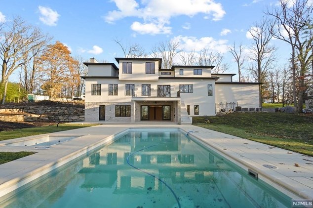 68 Ridge Rd, Tenafly NJ  07670-2324 exterior