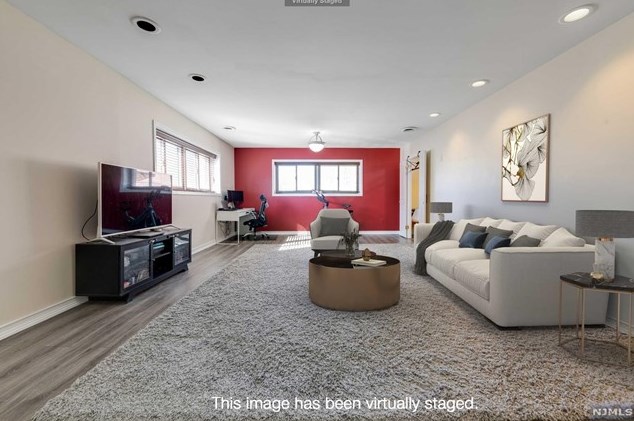 86 W 33rd St #208, Bayonne, NJ 07002