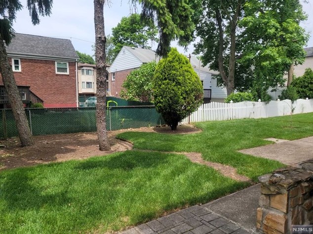 1057 Fairview Ln, West Fort Lee NJ 07024-1537 exterior