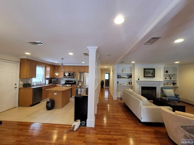 1057 Fairview Ln, West Fort Lee NJ 07024-1537 exterior