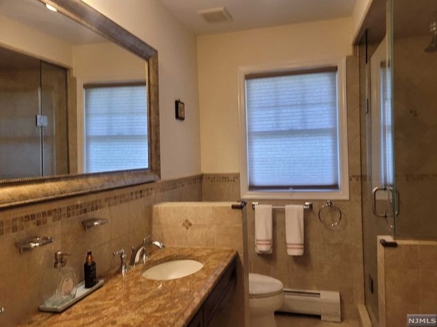 1057 Fairview Ln, West Fort Lee NJ 07024-1537 exterior