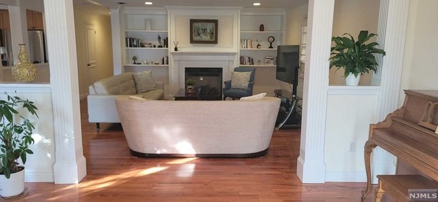 1057 Fairview Ln, West Fort Lee NJ 07024-1537 exterior