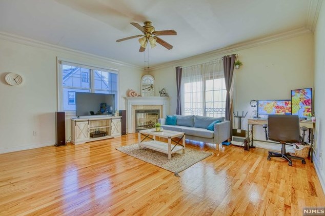 11 Doris Ln, Wallington, NJ 07057