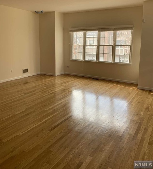 166 Stonegate Trl, Cresskill, NJ 07626