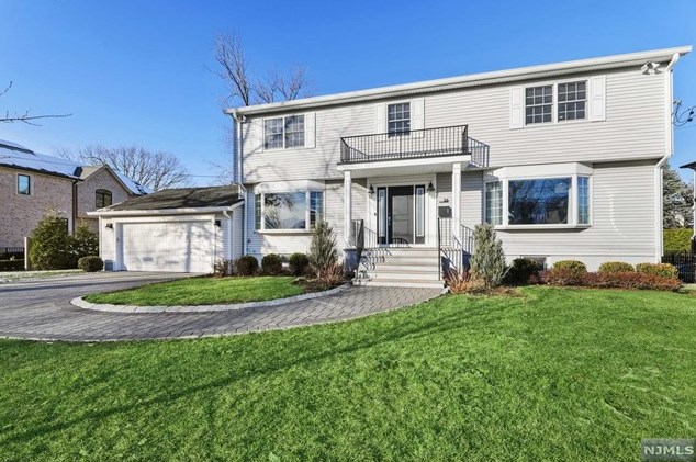 26 Laurie Dr, Englewood, NJ 07632