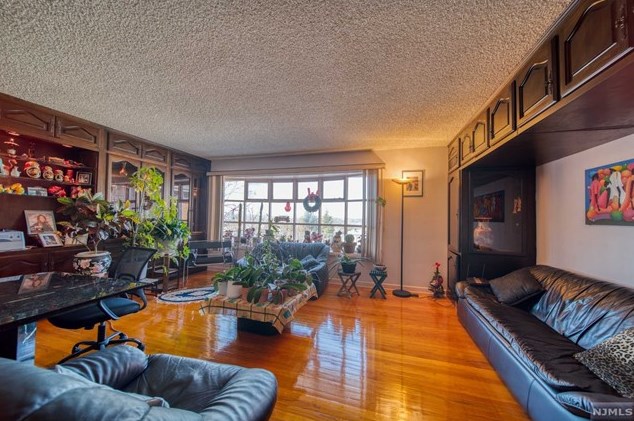 535 4th St, Palisades Park, NJ 07650