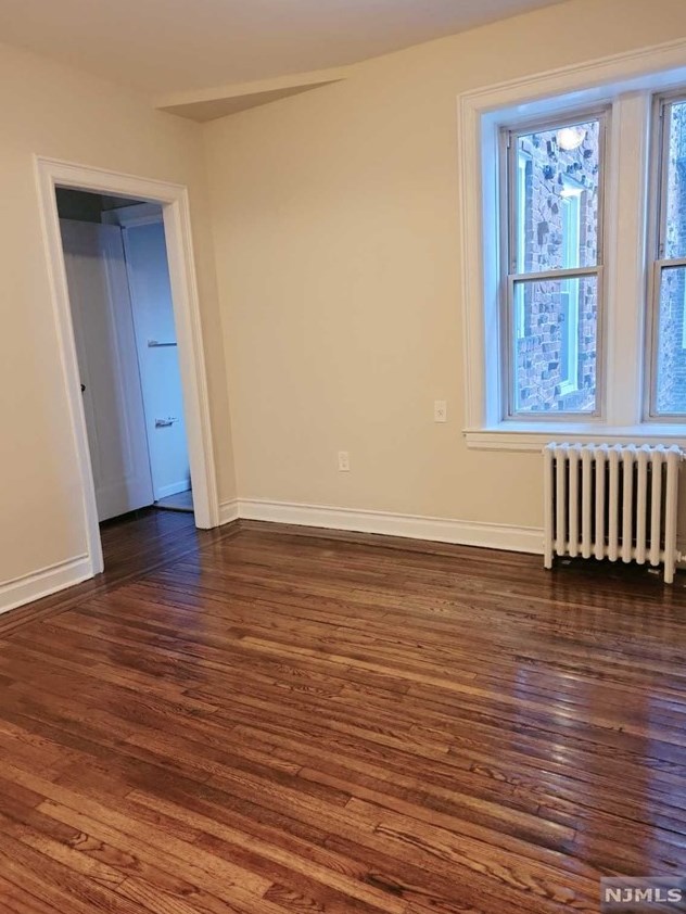 30 W Harriet Ave #4e, Palisades Park, NJ 07650