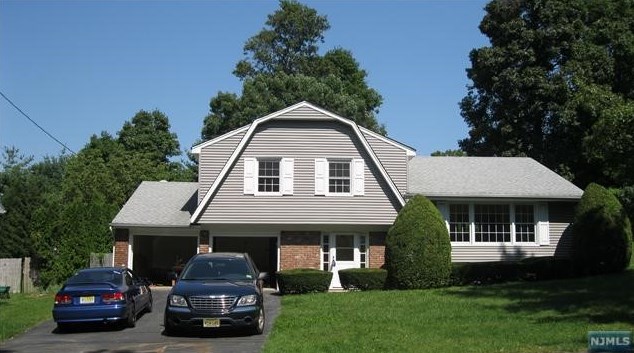 37 Academy Cir, Oakland, NJ 07436