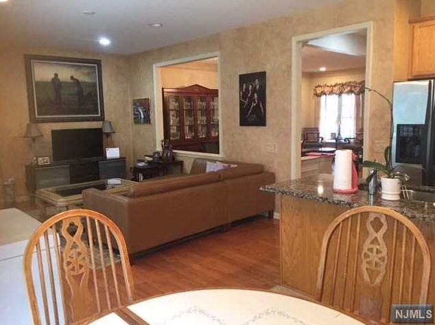 32 Mulberry Ct, Paramus NJ  07652-1360 exterior