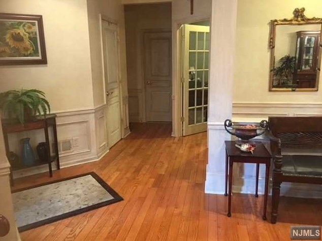 32 Mulberry Ct, Paramus NJ  07652-1360 exterior
