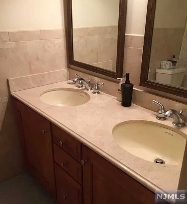 630 Valley Brook Ave #2, Lyndhurst, NJ 07071