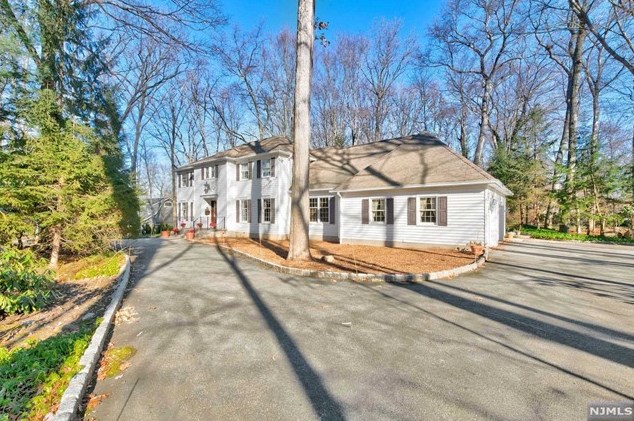 5 Butternut Rd, Allendale, NJ 07401