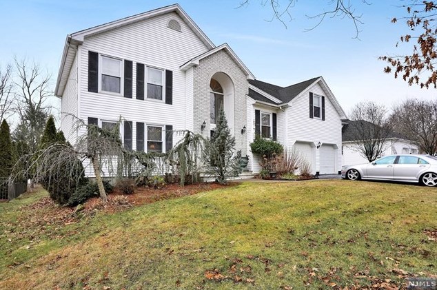 158 Frank Ln, Paramus, NJ 07652
