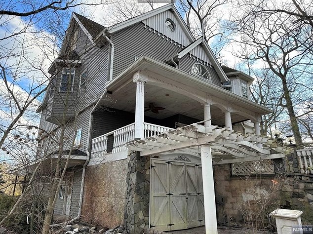11 Buena Vista Way, Bloomingdale, NJ 07403