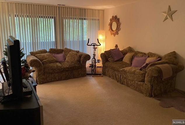 2213 Hilltop Rd, Mahwah, NJ 07430