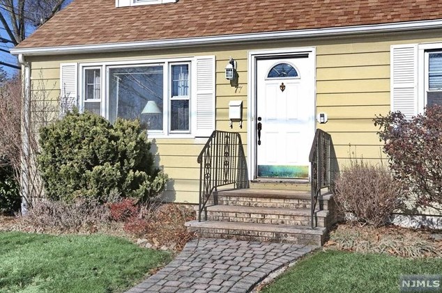 77 Bergen Ave, Waldwick, NJ 07463-2110