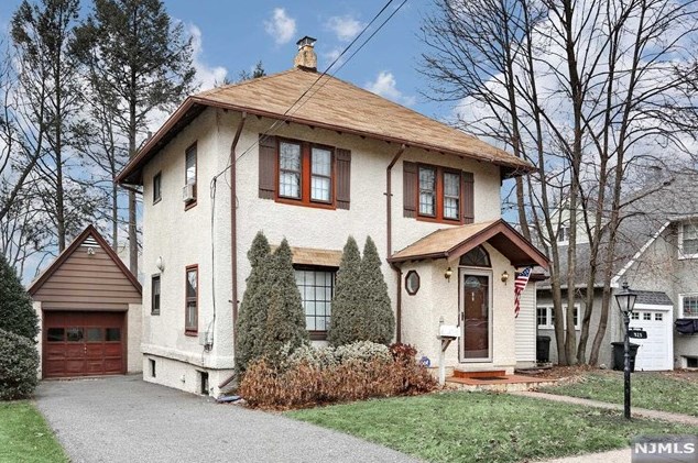 923 Elm Ave, River Edge, NJ 07661